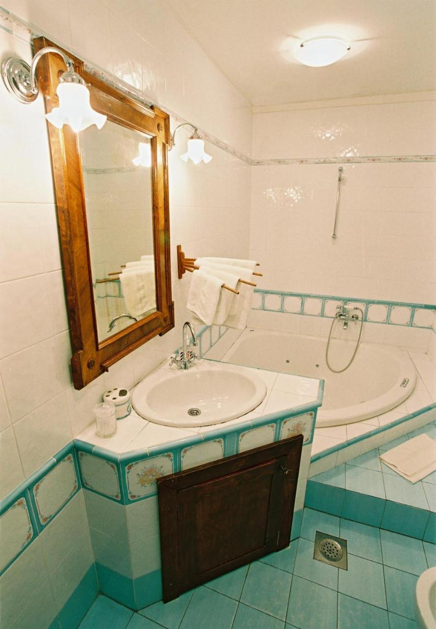 Salas 137 Hotell Cenej Exteriör bild