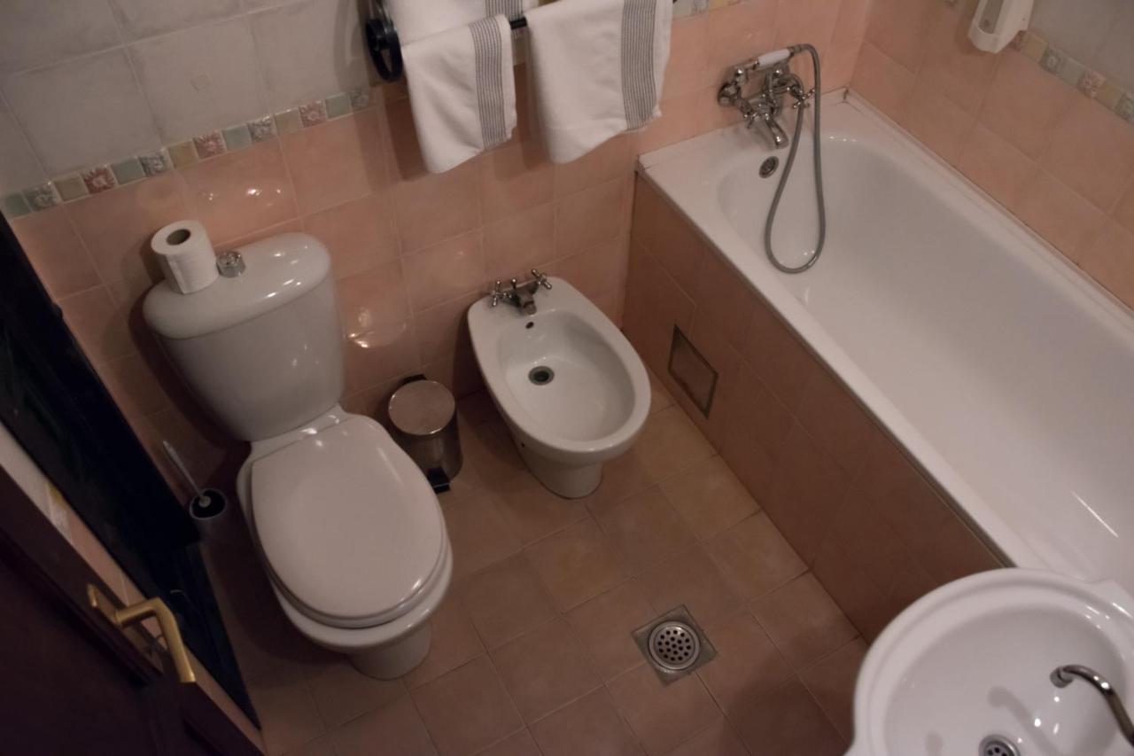 Salas 137 Hotell Cenej Exteriör bild